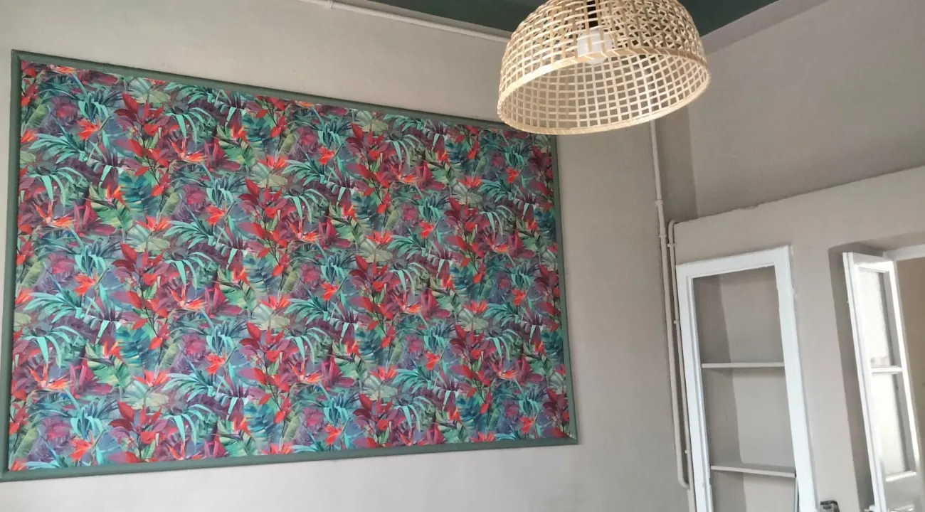 Carta da parati a motivi floreali, in un riquadro con cornice verde