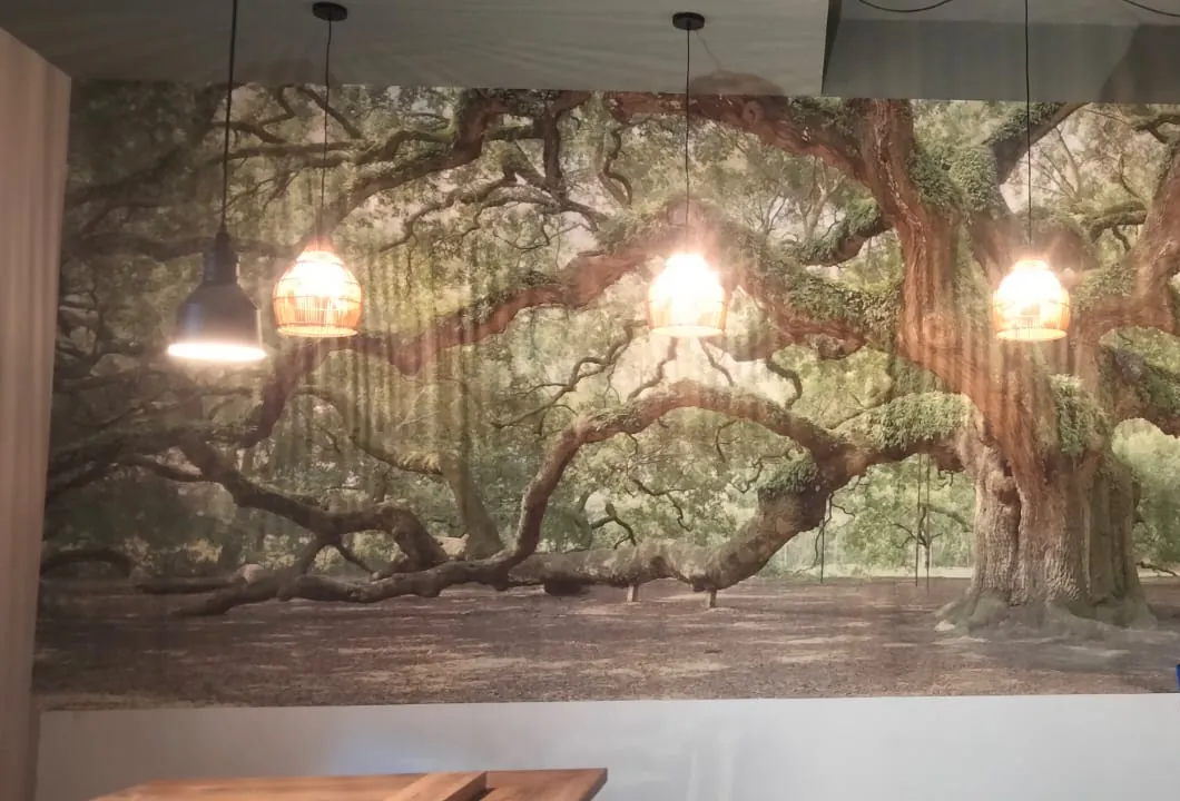 Carta da parati panoramica: un grande albero riprodotto sull'intera parete di un locale