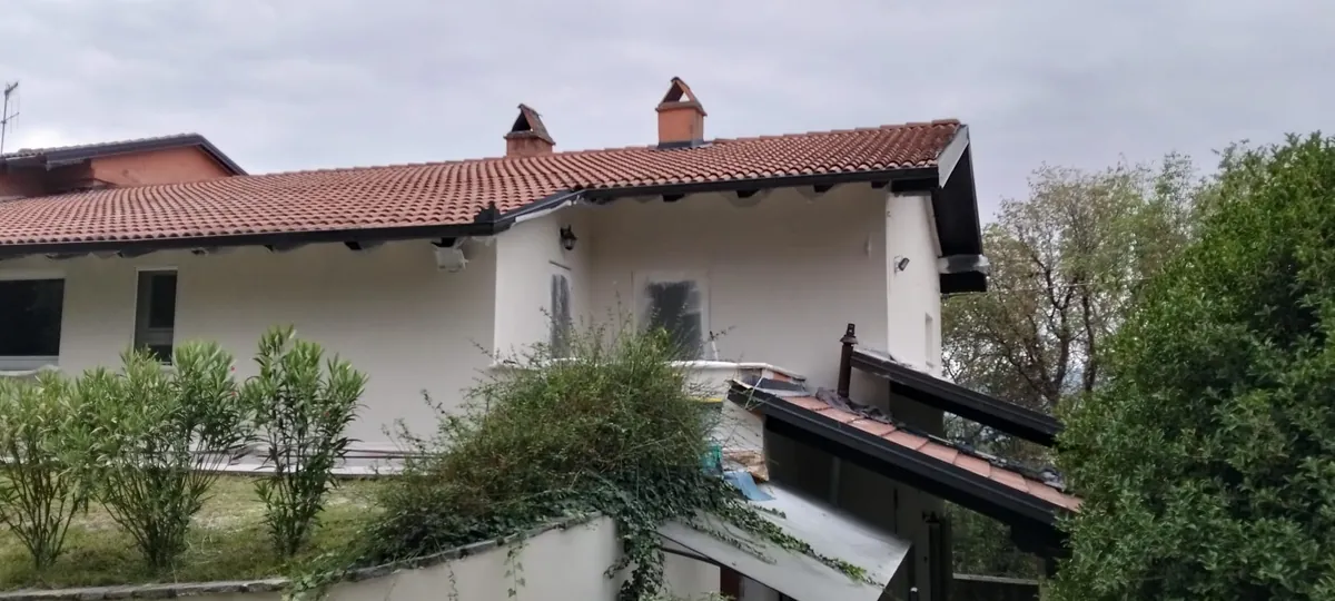 Un'abitazione con facciata bianca e tetto in coppi, un lavoro realizzato dall'impresa