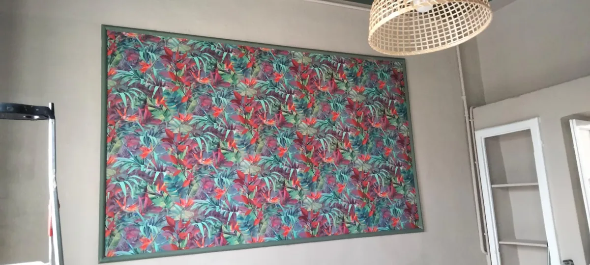 Carta da parati floreale a riquadro, su una parete chiara